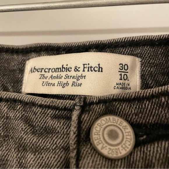 Abercrombie & Fitch Black Ultra High Rise Ankle Straight Jeans - Picture 3 of 6